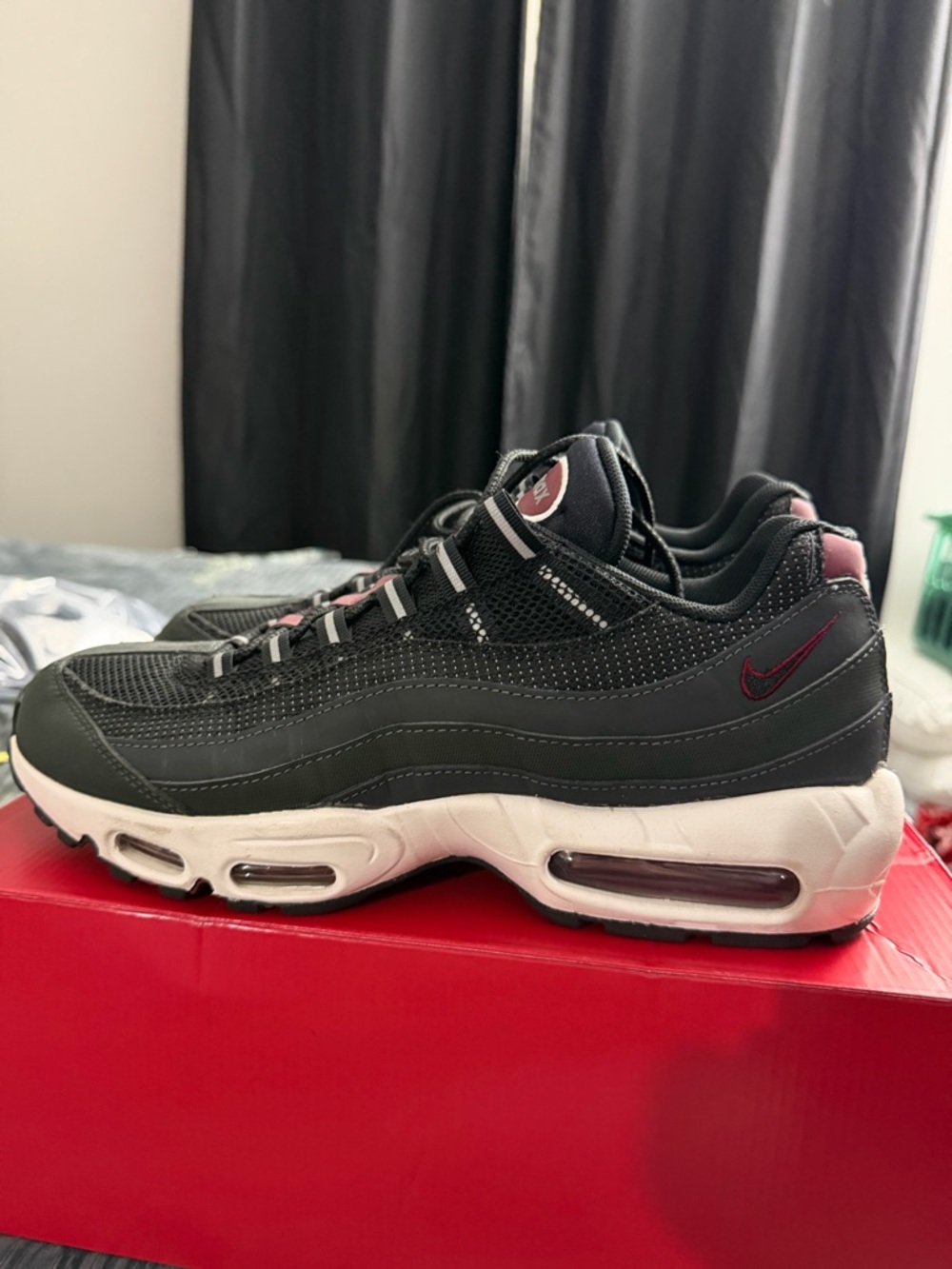 Nike Men’s Black and Burgundy Air Max 95 - Picture 3 of 6
